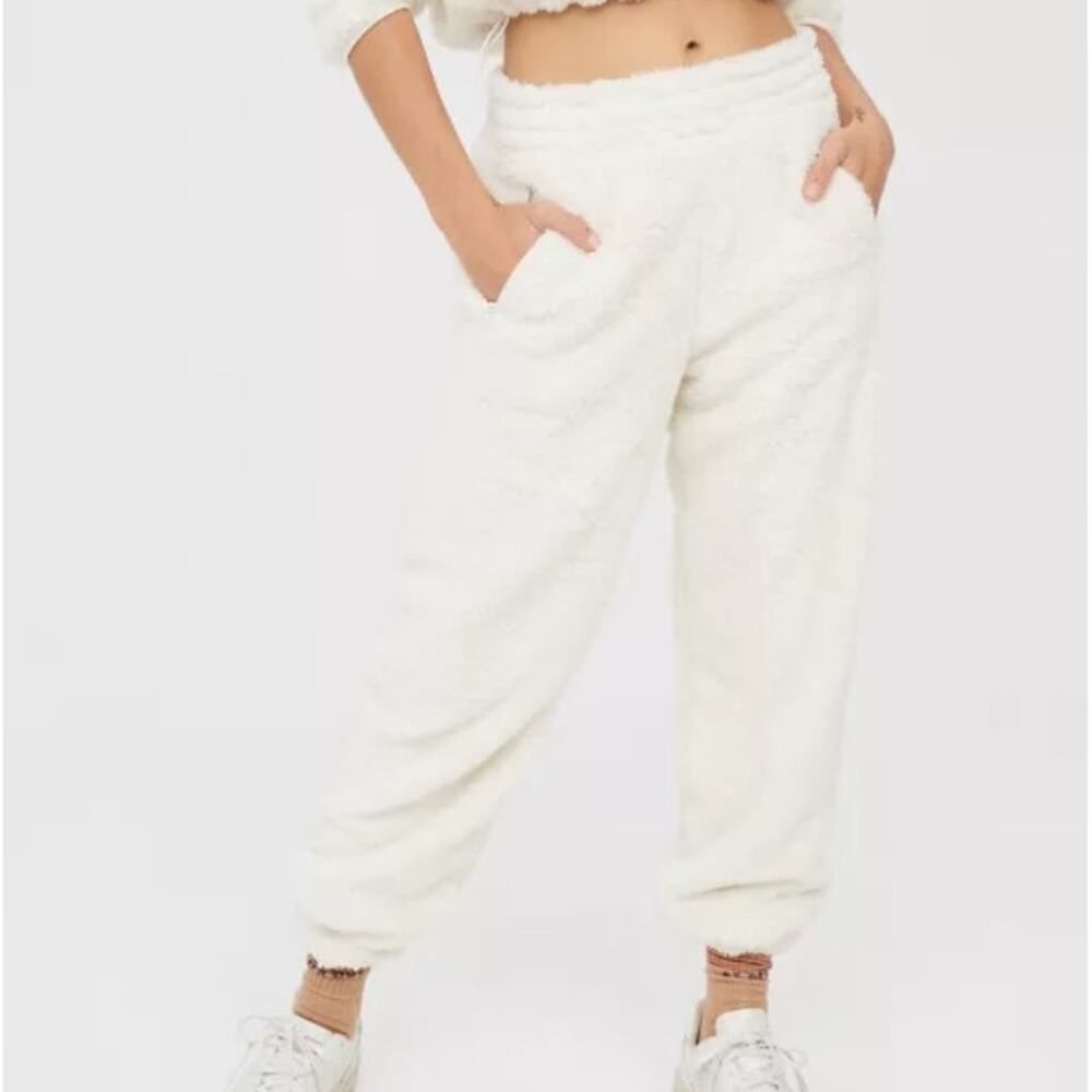 OFFLINE By Aerie Women's Fluffy Sherpa Cool White NWT Teddy Jogger Pants Size L